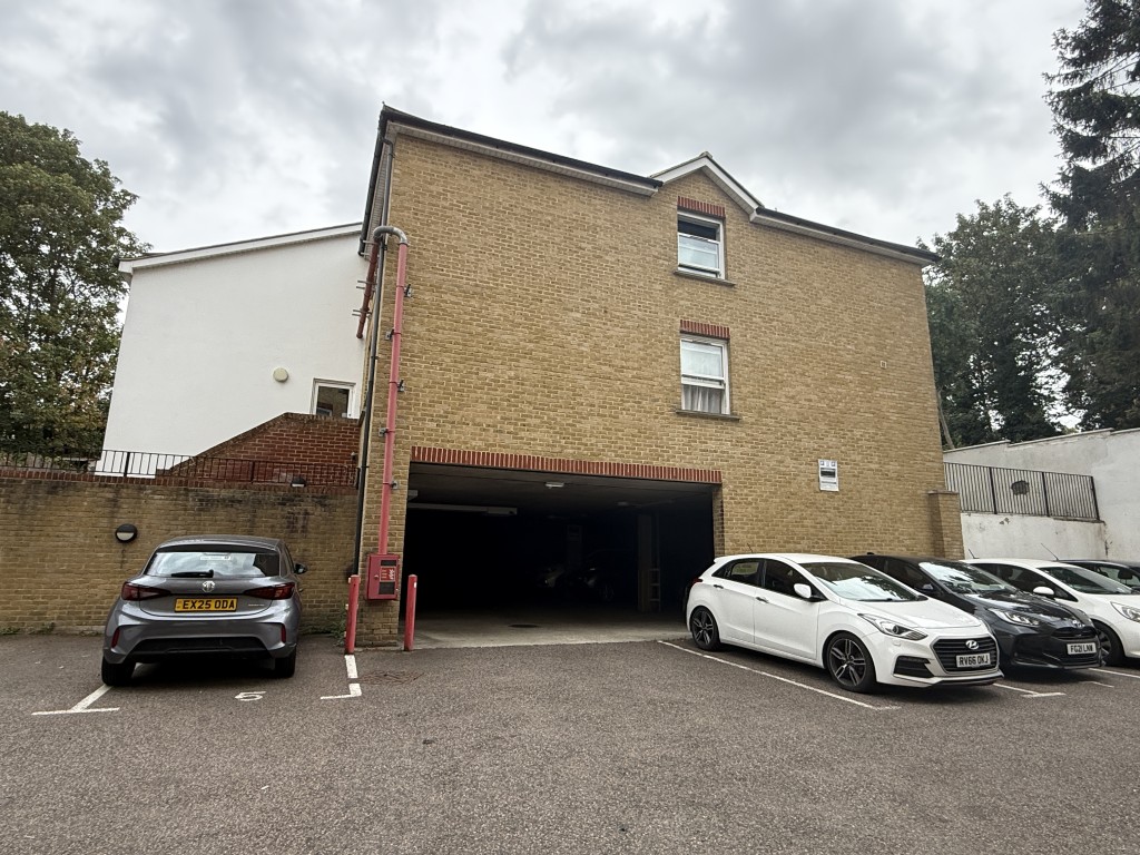 Lot: 25 - OUTSTANDING INVESTMENT - SUBSTANTIAL FREEHOLD MODERN PURPOSE-BUILT DEVELOPMENT OF 23 FLATS IN TWO BLOCKS - View of Block B